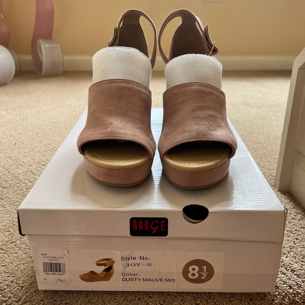 Rouge Size 8.5 Wedge Sandals